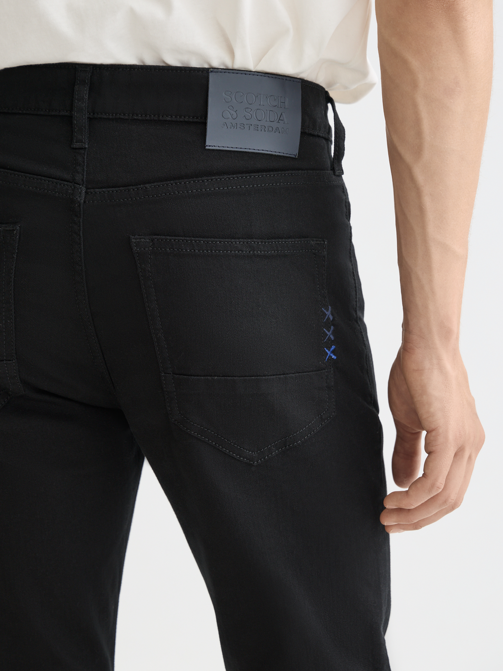 Essentials — Skim Skinny Jeans | Stay Black