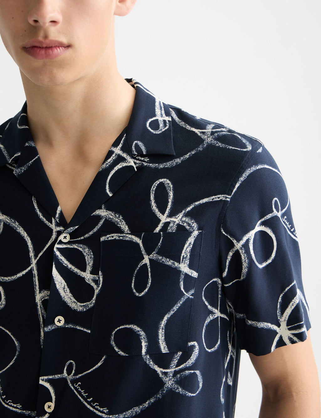 Printed short-sleeved viscose shirt