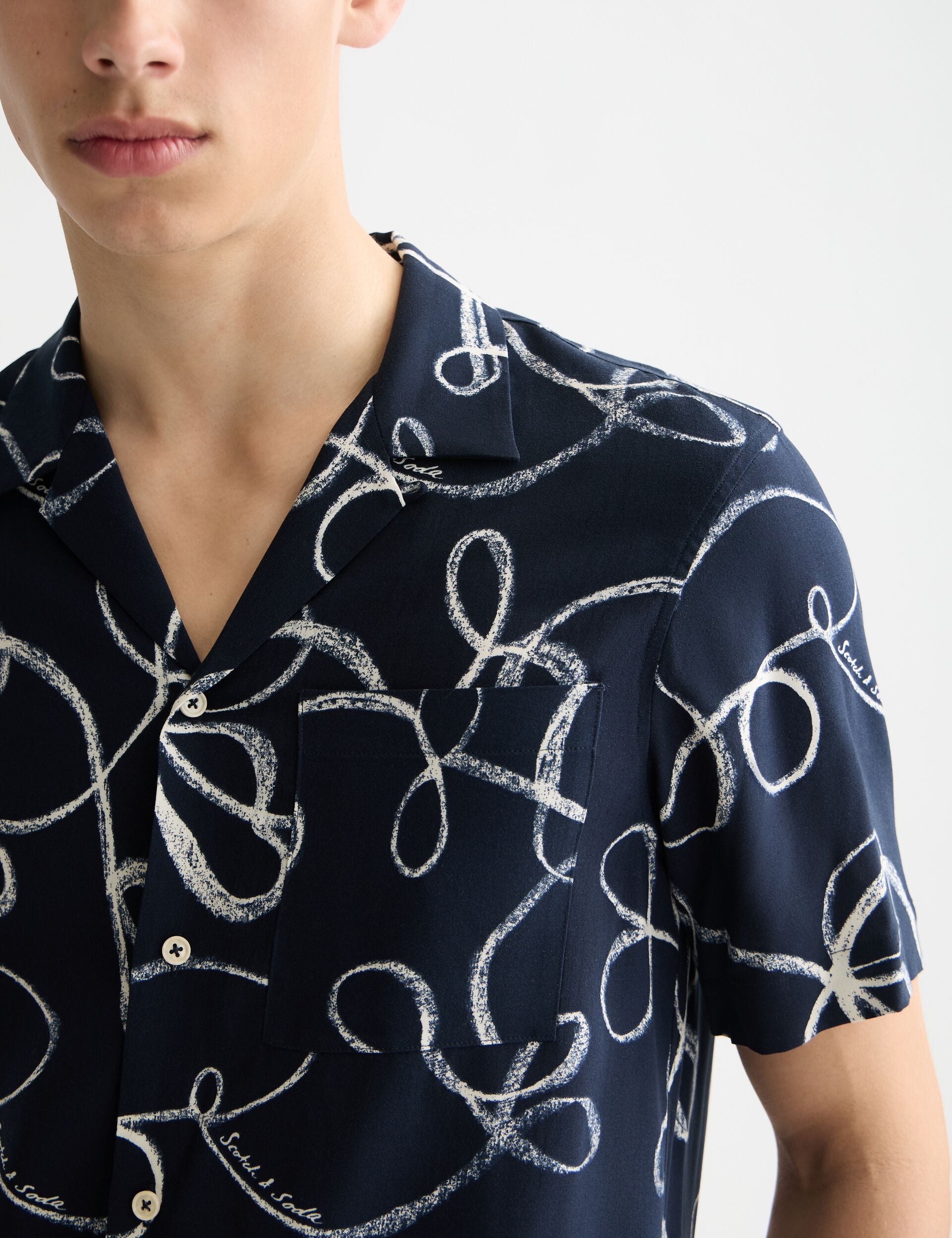 Printed short-sleeved viscose shirt
