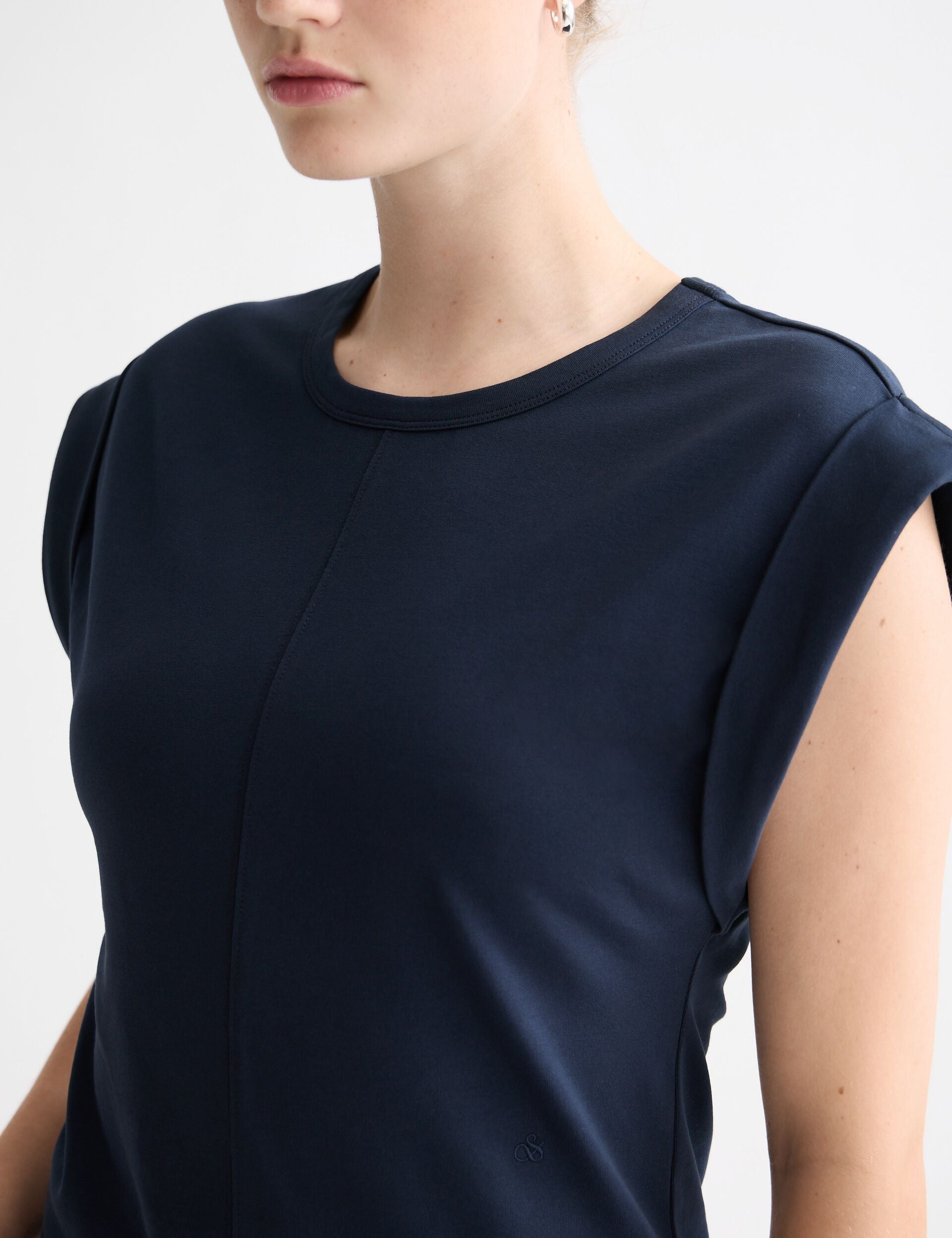 Fitted rolled-up sleeve T-shirt