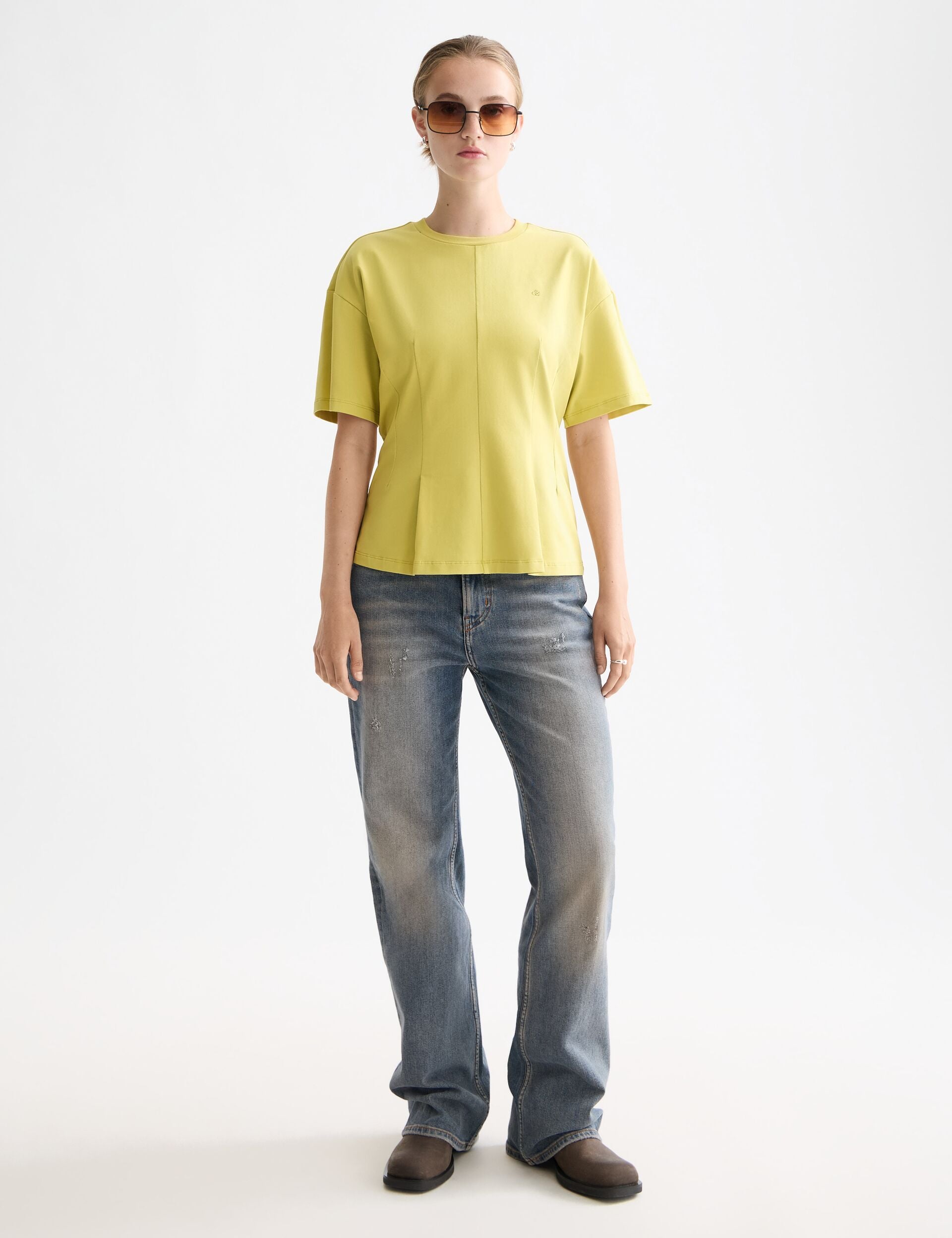 T-shirt with shaping