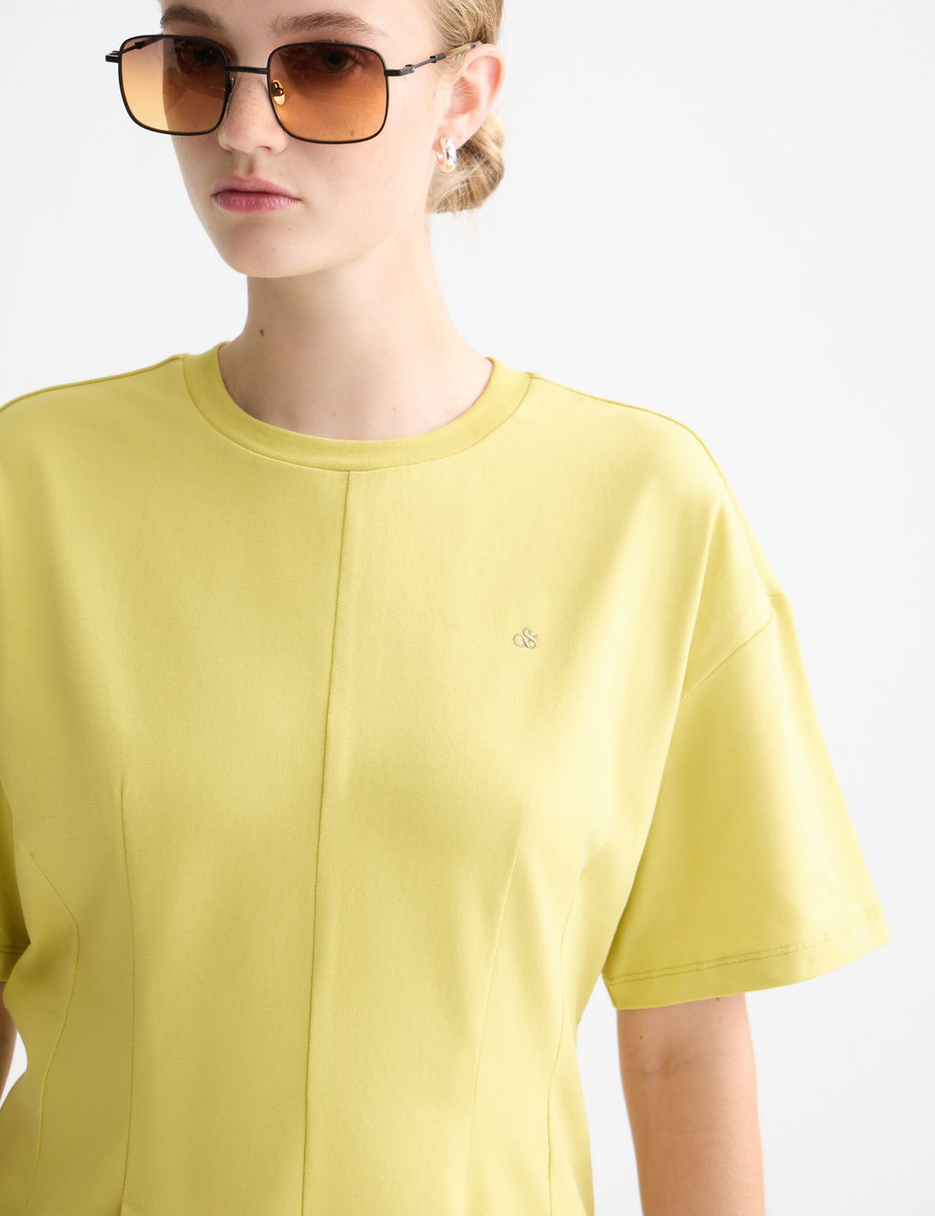 T-shirt with shaping