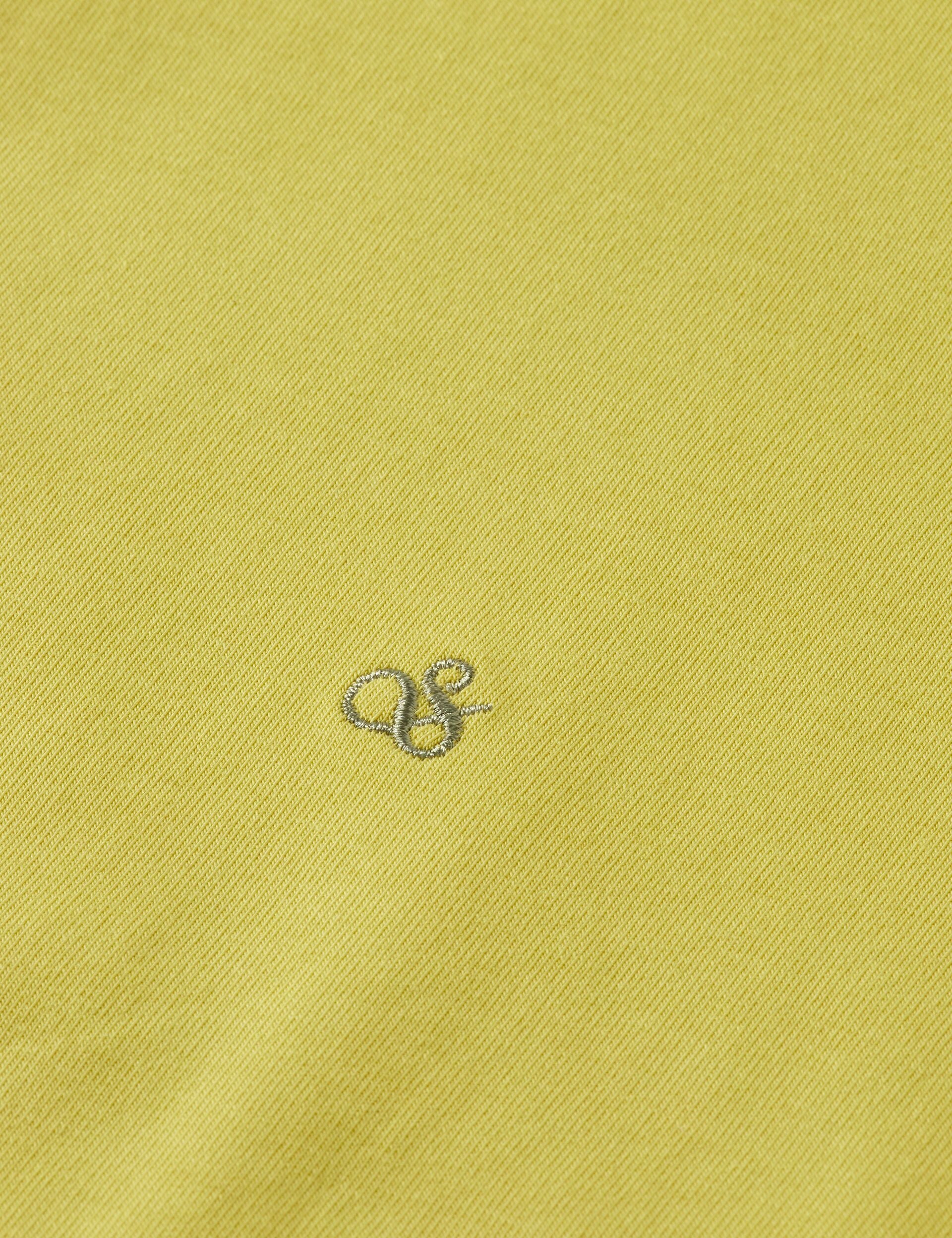 T-shirt with shaping