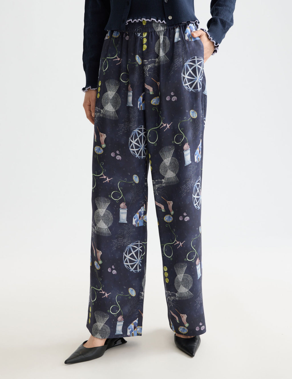 Gia - Mid rise wide leg elasticated trousers in block print