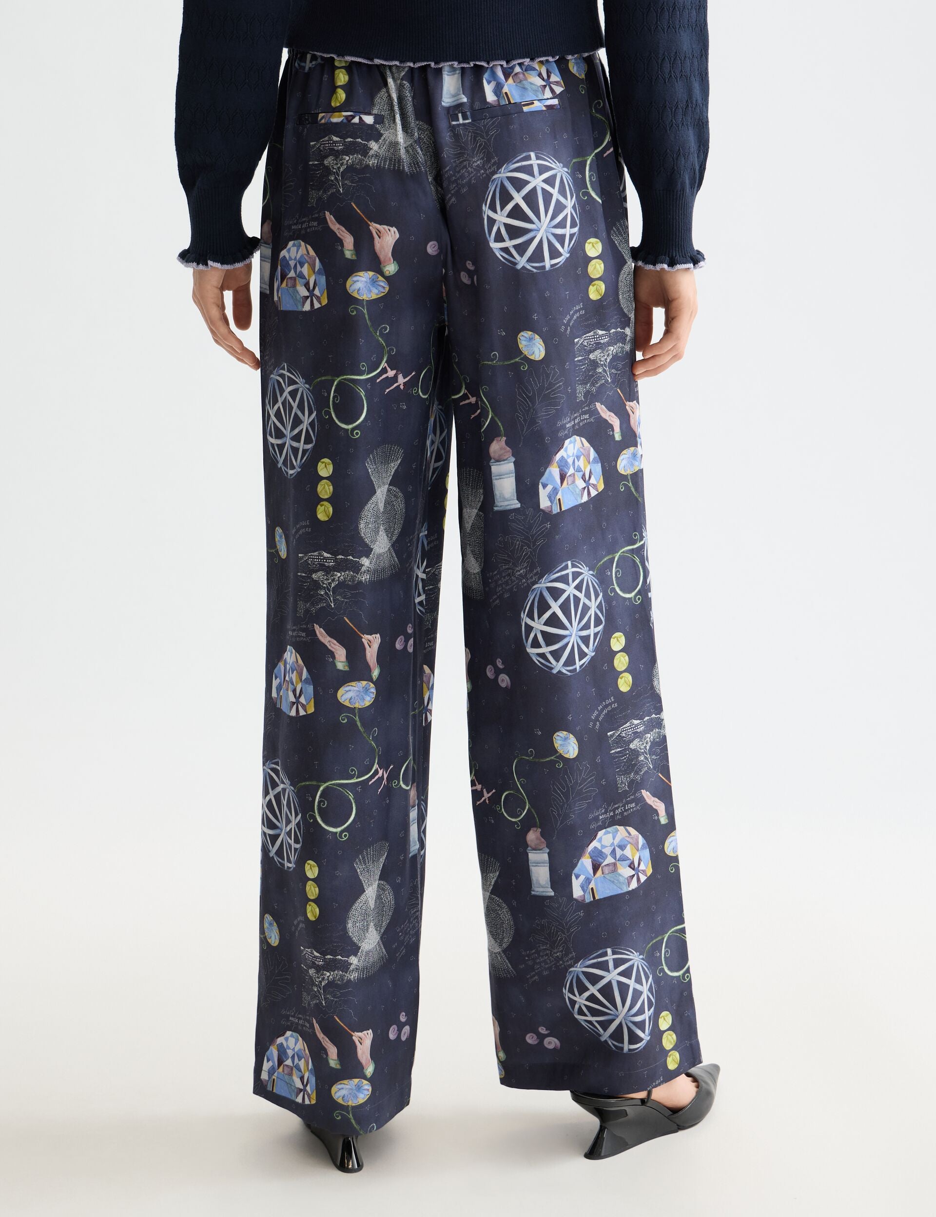 Gia - Mid rise wide leg elasticated trousers in block print